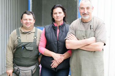 A végén Ősze Laci barátom (képen jobbra) csak elárulta, mitől lett a szarvasborjú pörkölt olyan különleges! ( a szárított vargányától )